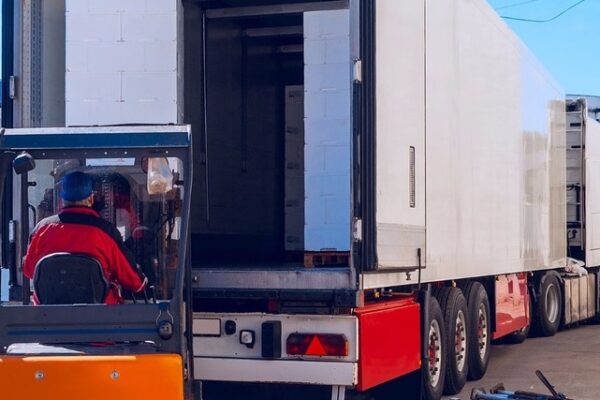 Why Use a Side Loader in Dubai for Shipping? side loading